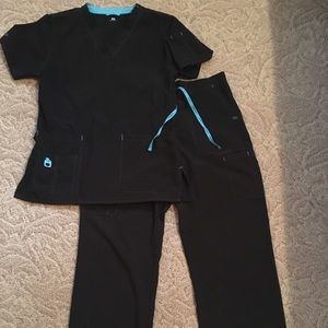 Carhartt Black Women’s Scrub Set $30. Size S/M